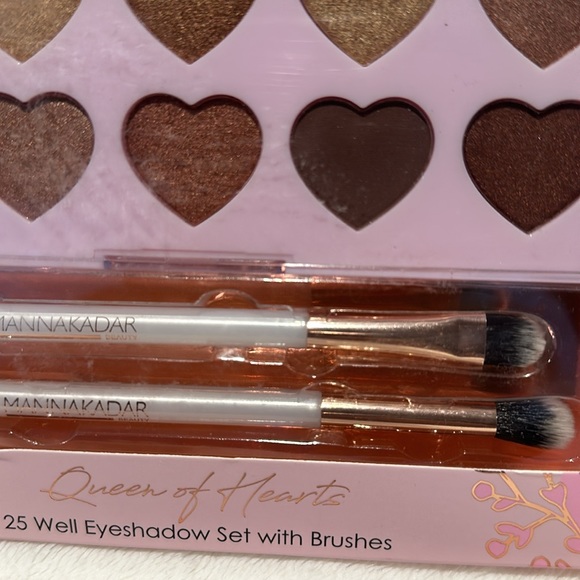 Manna Kadar Beauty Queen of Hearts 25 Well Eye Shadow Set with Brushes. - Picture 3 of 5